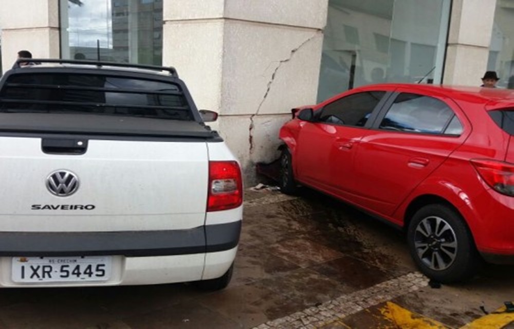 Ir para  <p>Ocorreu na manh&atilde; desta sexta-feira, 28, um acidente na avenida Sete de Setembro, esquina com a rua Jo&atilde;o Pessoa. O incidente envolveu uma VW/Saveiro e um GM/&Ocirc;nix que invadiram a cal&ccedil;ada da...